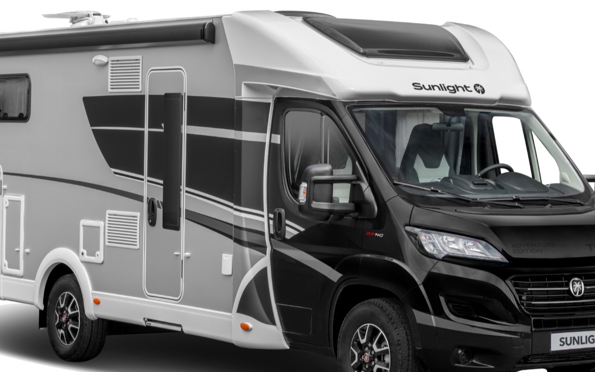 Regal mit Ersatzteilen und Zubehör für Wohnmobile