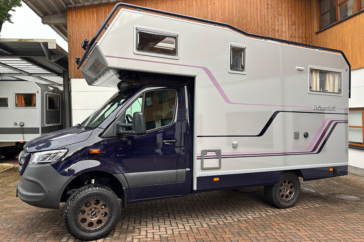 Mechaniker bei Wartungsarbeiten in der Wohnmobil-Werkstatt